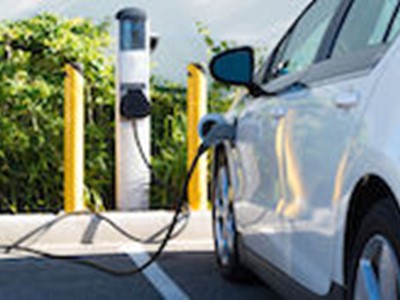 Fotovoltaico e auto elettriche: il futuro per energia e mobilità Fotovoltaico e auto elettriche: il futuro per energia e mobilità